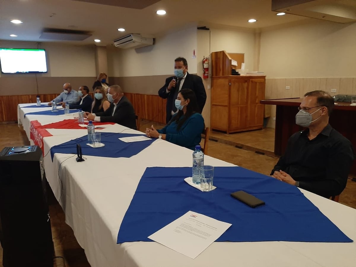 Se formó. Bancada del PRD se reúne en restaurante Jimmy y le dan encerrona con protesta de pitos, pailas y arengas. Videos