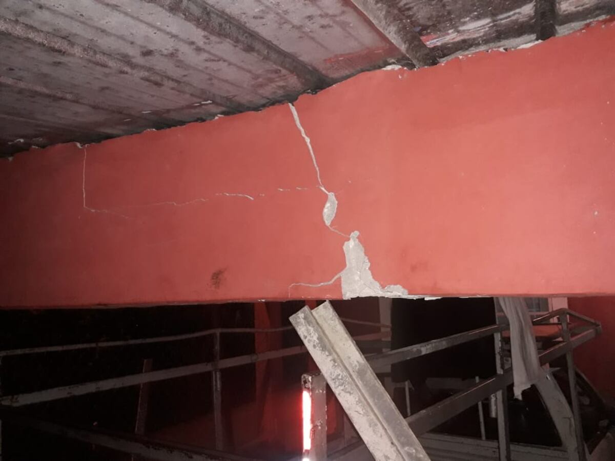 Auto queda dentro de la sala de una casa. Una menor herida