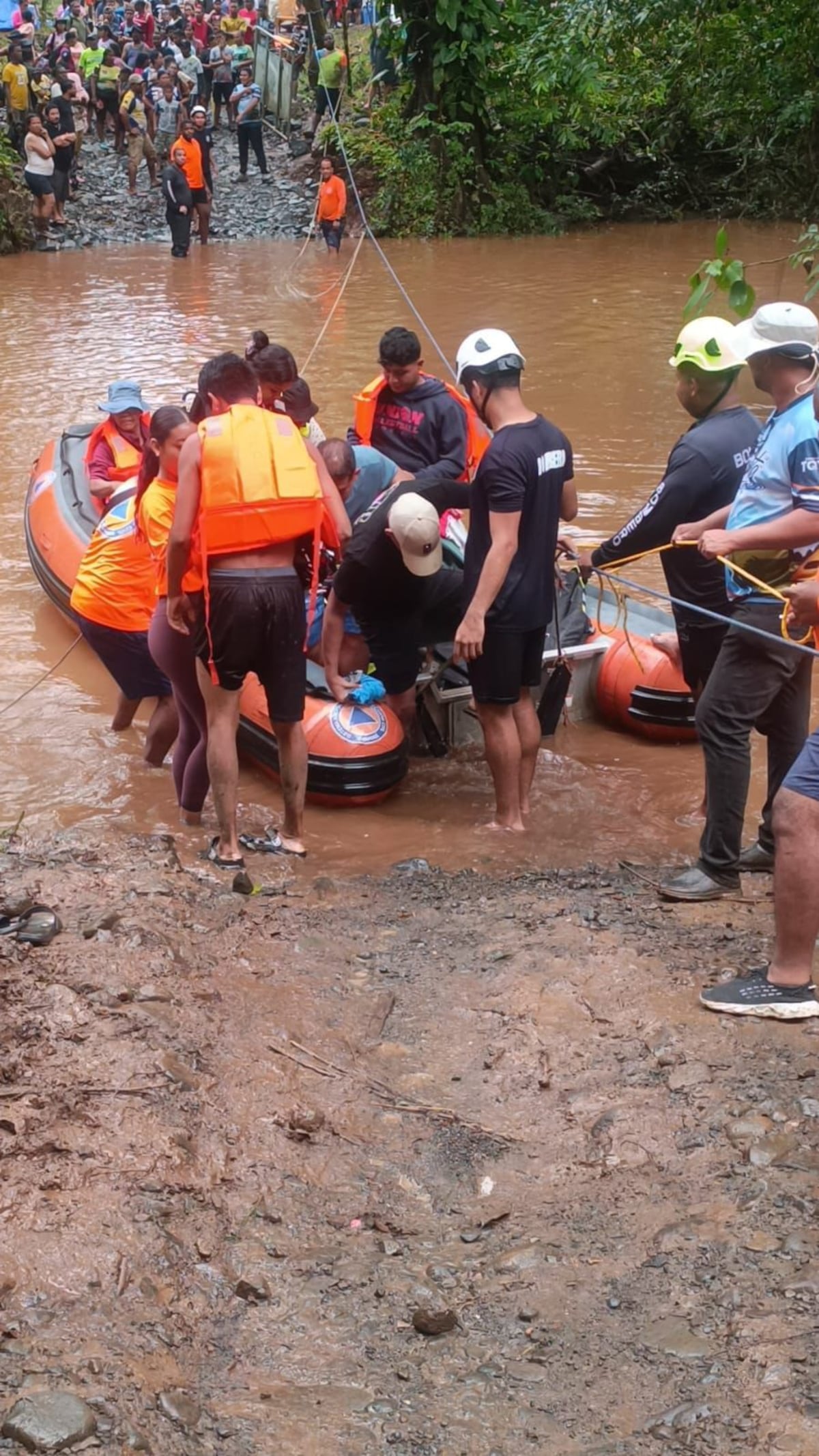 Crecida de río sorprende a grupo que se dirigía a retiro espiritual