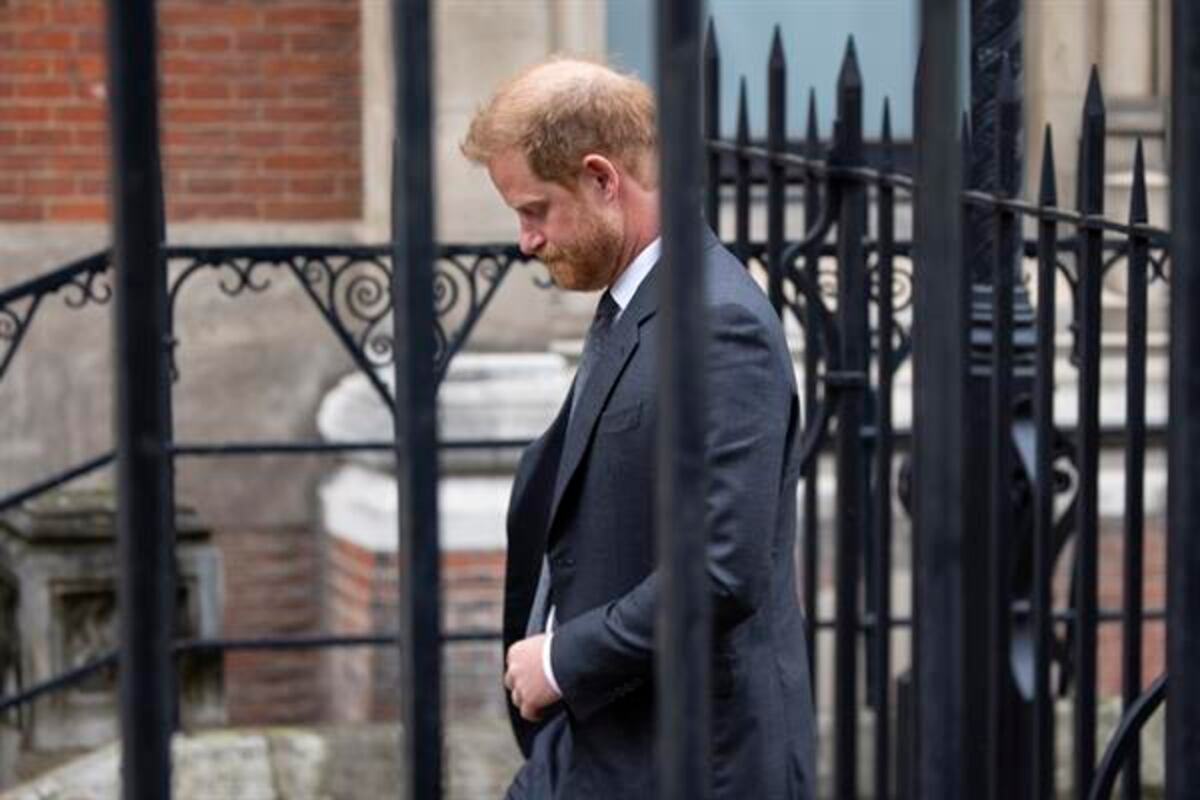 El príncipe Harry visita la capilla en Windsor donde está enterrada Isabel II