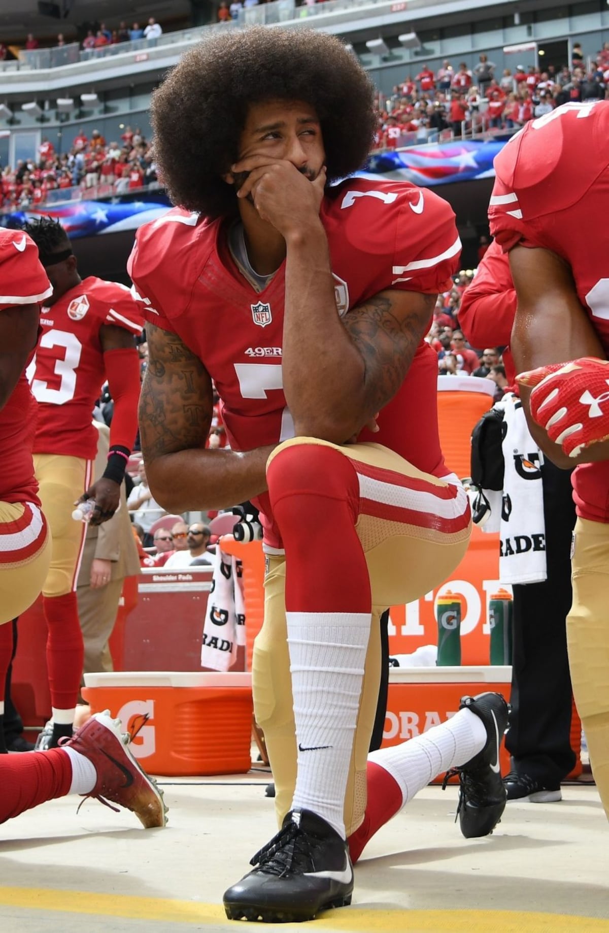 El primer jugador de la NFL que se arrodilló durante el himno firma con Nike