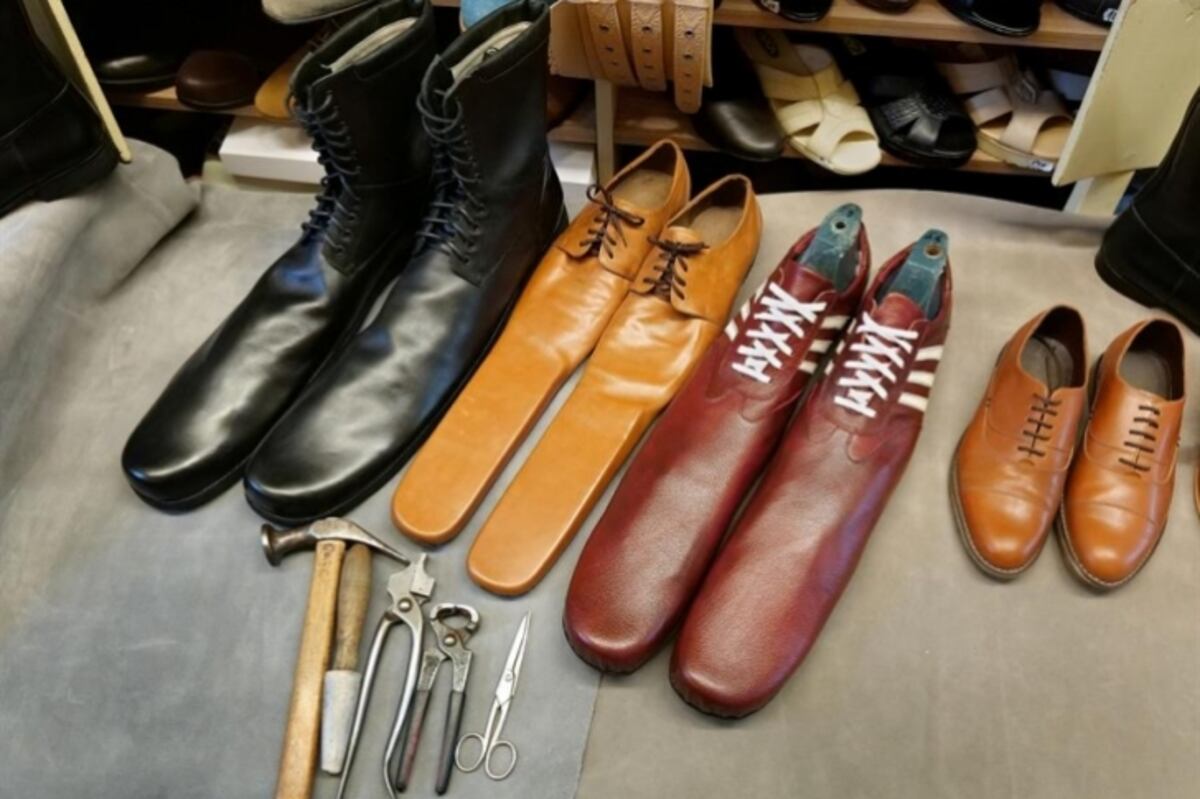 Conoce los “zapatos antivirus” que hacen cumplir la distancia social