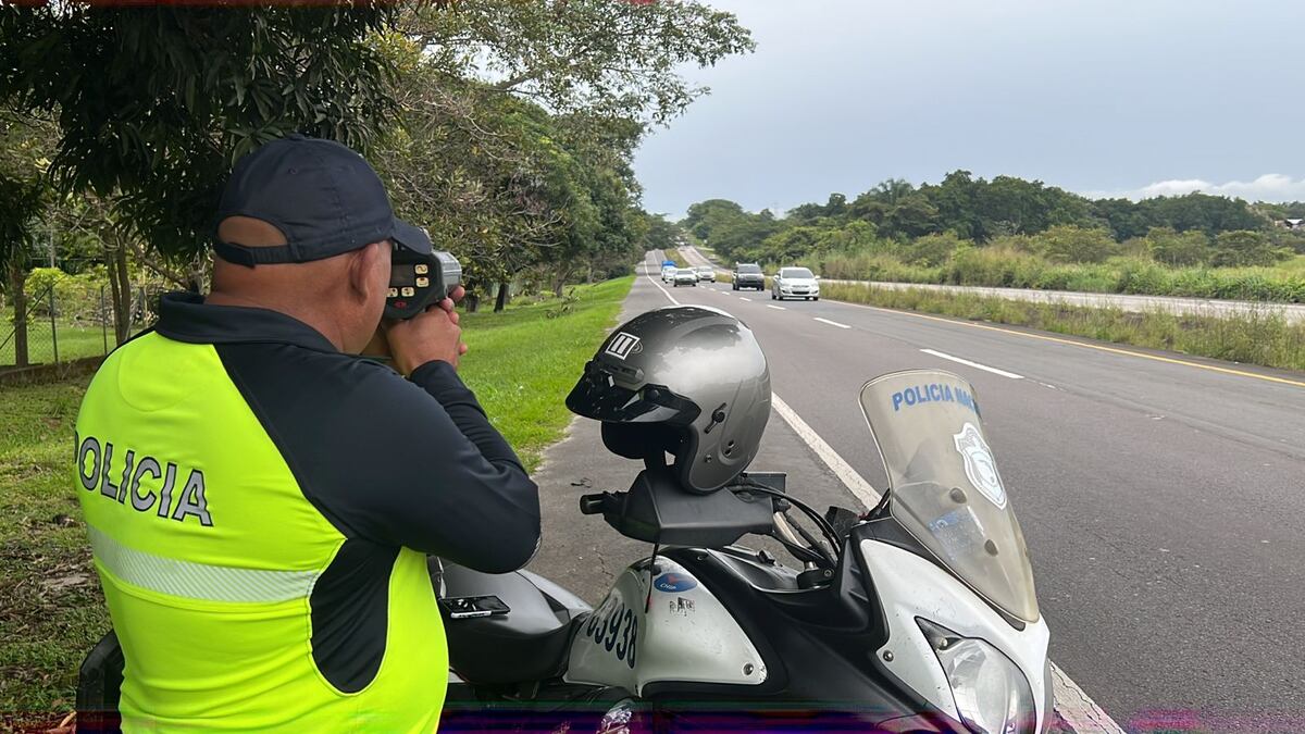 En las últimas horas. Se colocaron 1,466 multas de tránsito y 148 aprehendidos