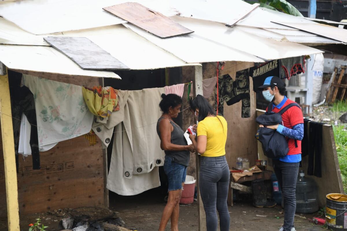 Moradores de Kuna Nega reciben bonos
