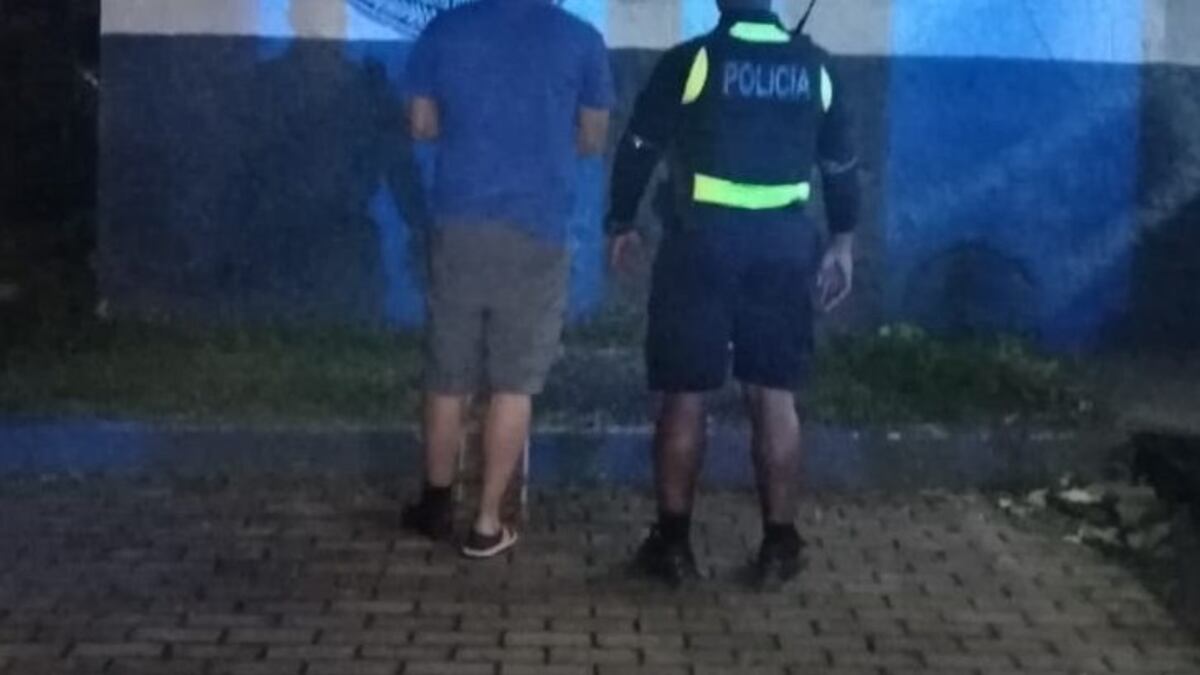 Llevaba mucha plata en el asiento trasero del auto, más de $60 mil en billetes de a $20 y de $100. Lo pillan