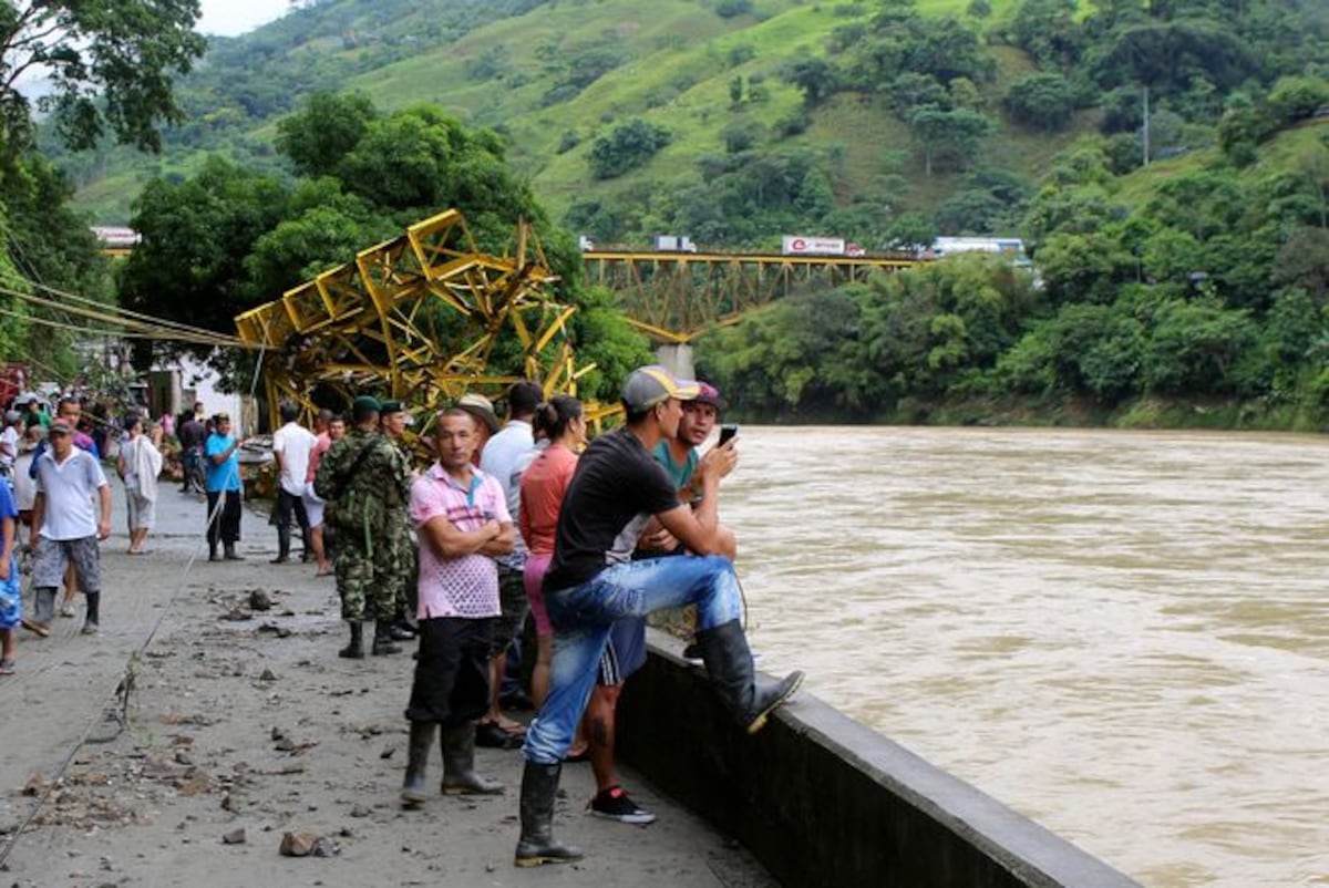 ¡Por poquito! Un obrero se salva de morir tras desborde de represa en Colombia