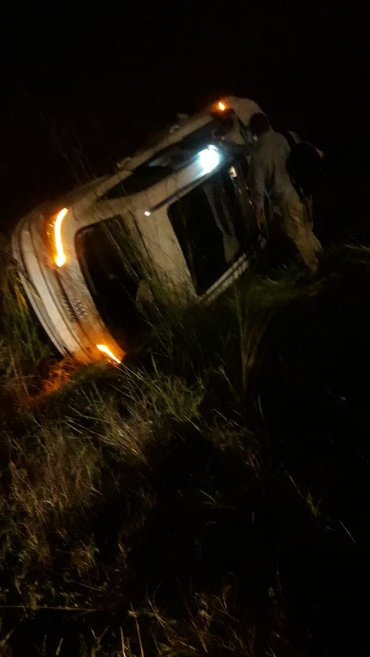 Un auto se vuelca en plena autopista Arraiján - La Chorrera