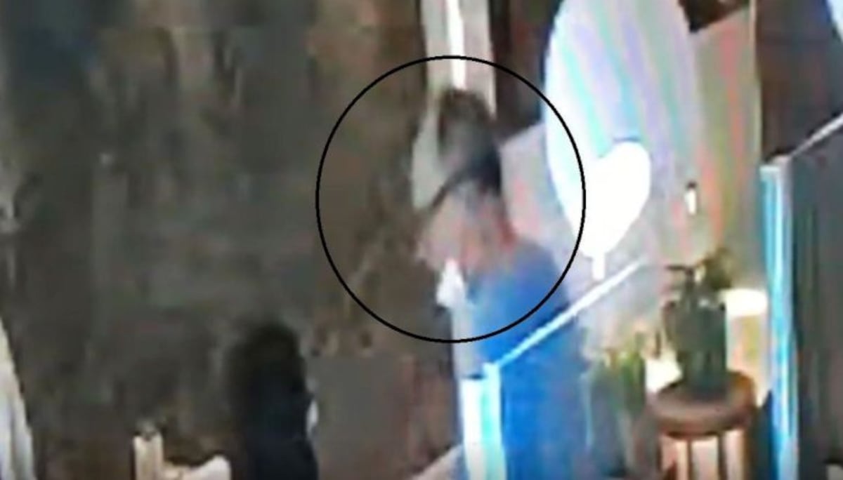 Se hizo pasar por médico para sacar a su esposa de la cuarentena obligatoria. Video