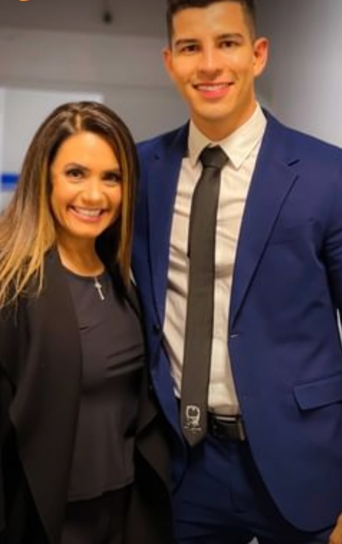 El bailarín panameño, Julián Torres se mueve junto a la presentadora de ‘12 corazones’