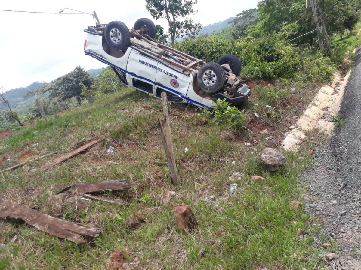 Vivos de a milagro. Tres miembros del Sinaproc se vuelcan en carretera hacia Río Indio