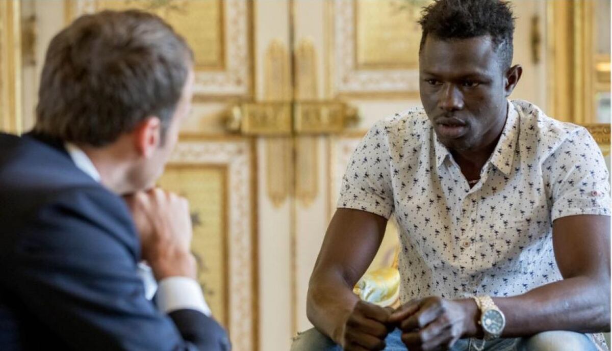 Inmigrante que salva a niño recibe trabajo como bombero y nacionalidad francesa