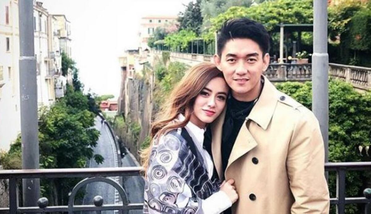 Cantante de grupo de pop indonesio entierra a su esposa, muerta por el tsunami 