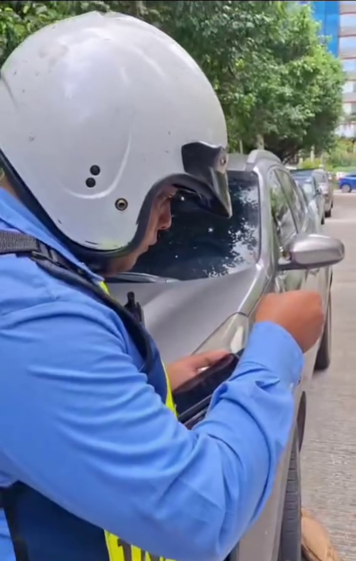 ATTT refuerza control contra vehículos mal estacionados en la capital