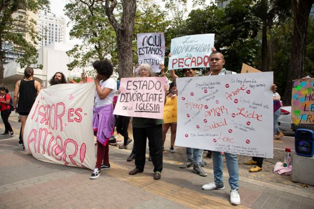 Aspirante a diputado se besa con otro frente iglesia.El mismo que se desnudó