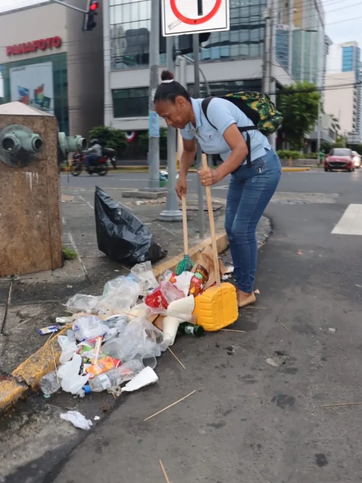 AAUD entra en acción con operativo de limpieza tras la noche de celebración futbolística