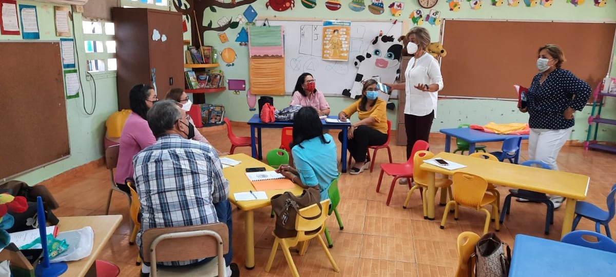 Docentes preparan las aulas para el primer día de clases 