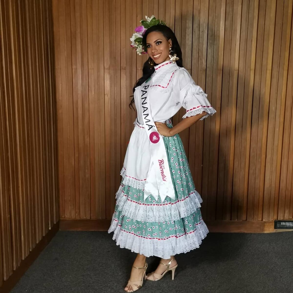 Reconocen a panameña como reina de la policía en Colombia. Entérate por qué