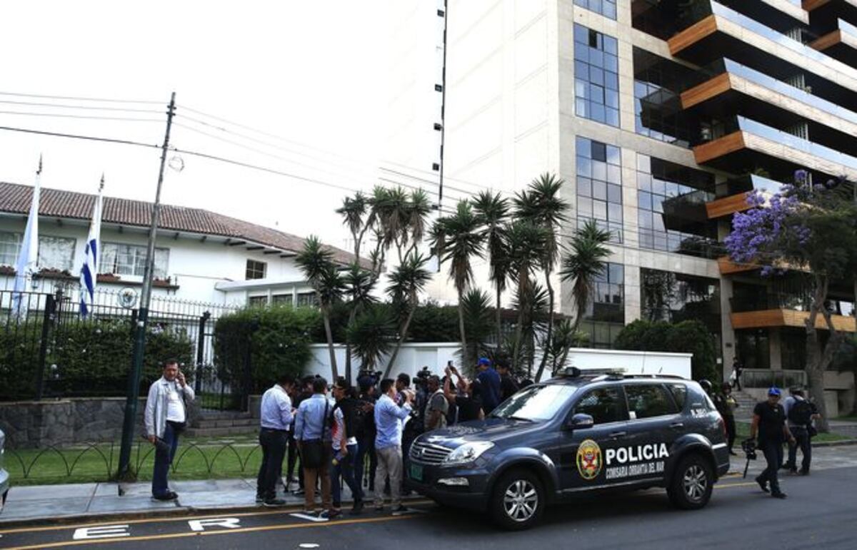 Exmandatario peruano Alan García investigado por caso Odebrecht pide asilo 