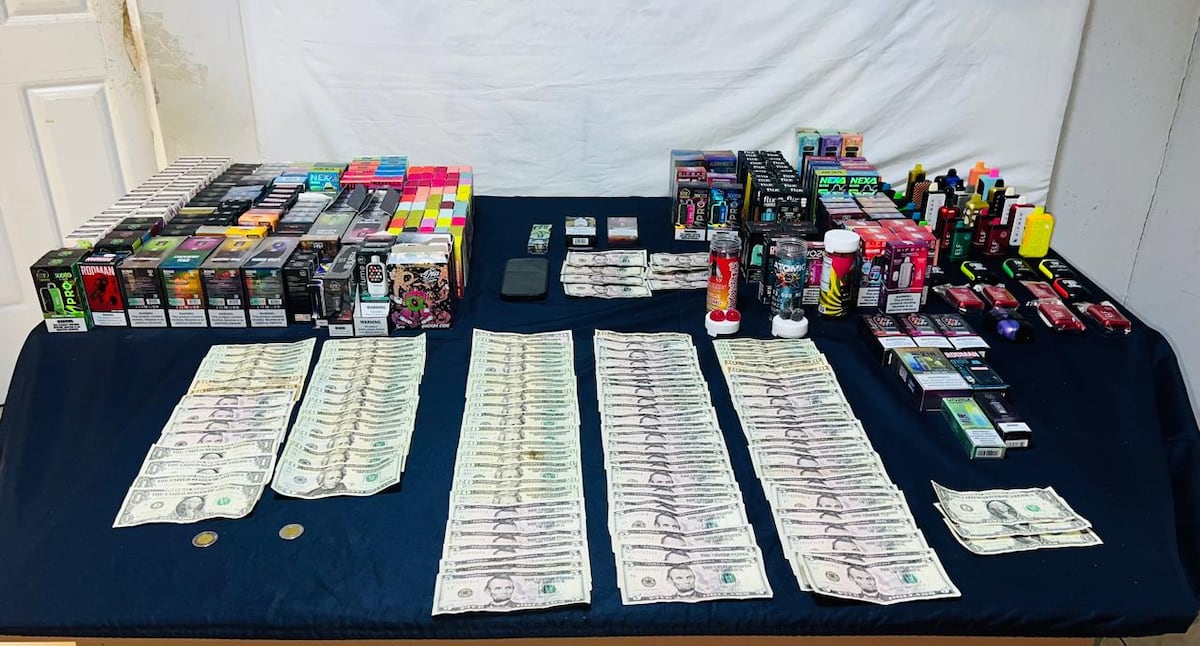 Dulces del delito: Cae joven con gomitas, aparatos y presunta droga en Santiago