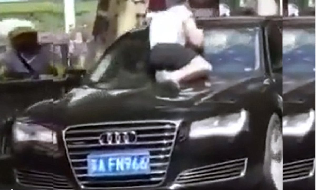 Mujer sorprende a su marido con la amante y se tira encima del auto