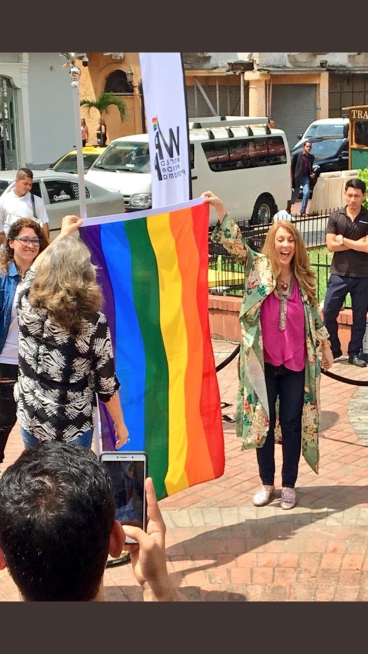 Polémica por izar bandera gay frente a Iglesia en Casco Viejo