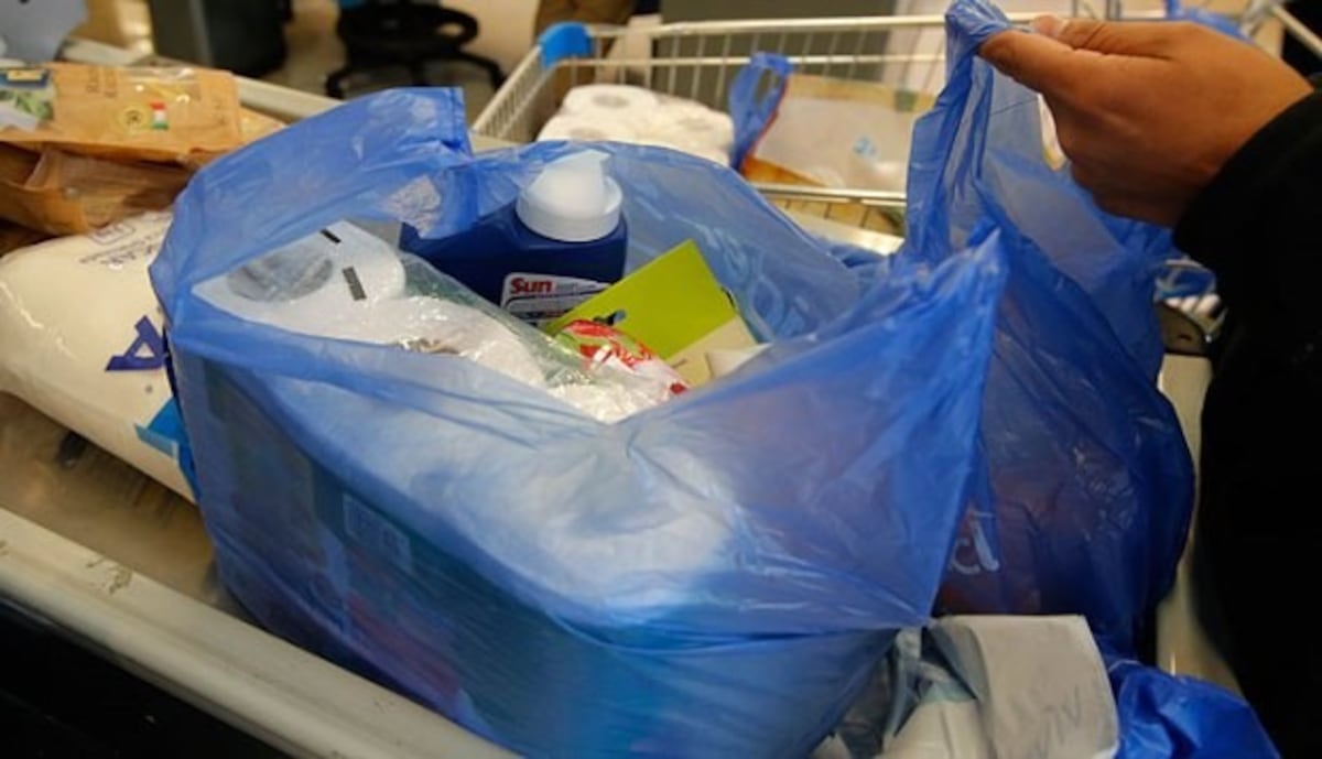 Van más de 11 mil dólares en multa por no usar bolsas reutilizables
