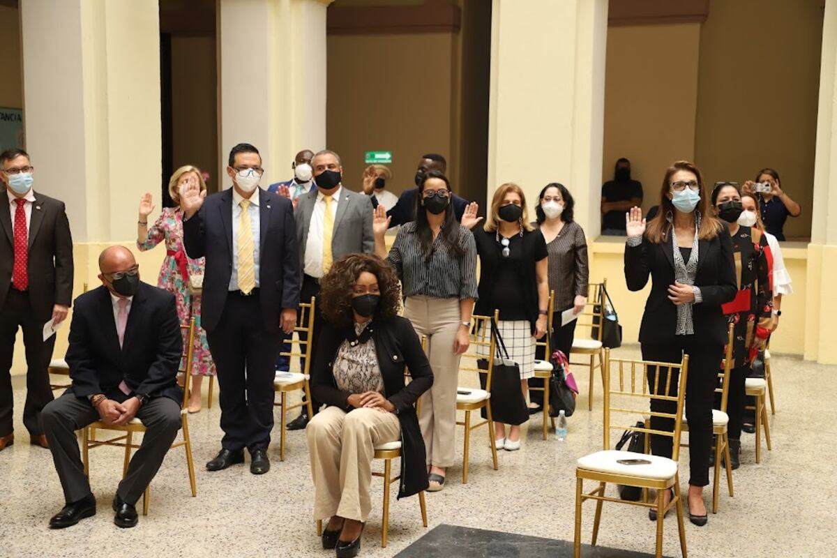 Boxeadora Bylon es testigo en la entrega de  carta de naturalización a 32 personas  