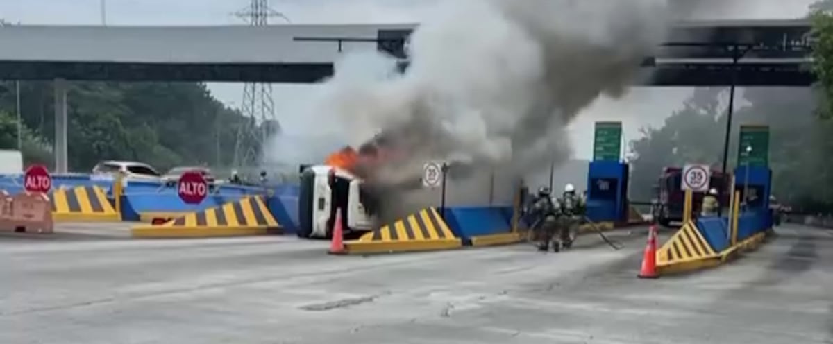 Se prendió en plena vía: Carro queda entre llamas cerca del peaje en Brisas del Golf