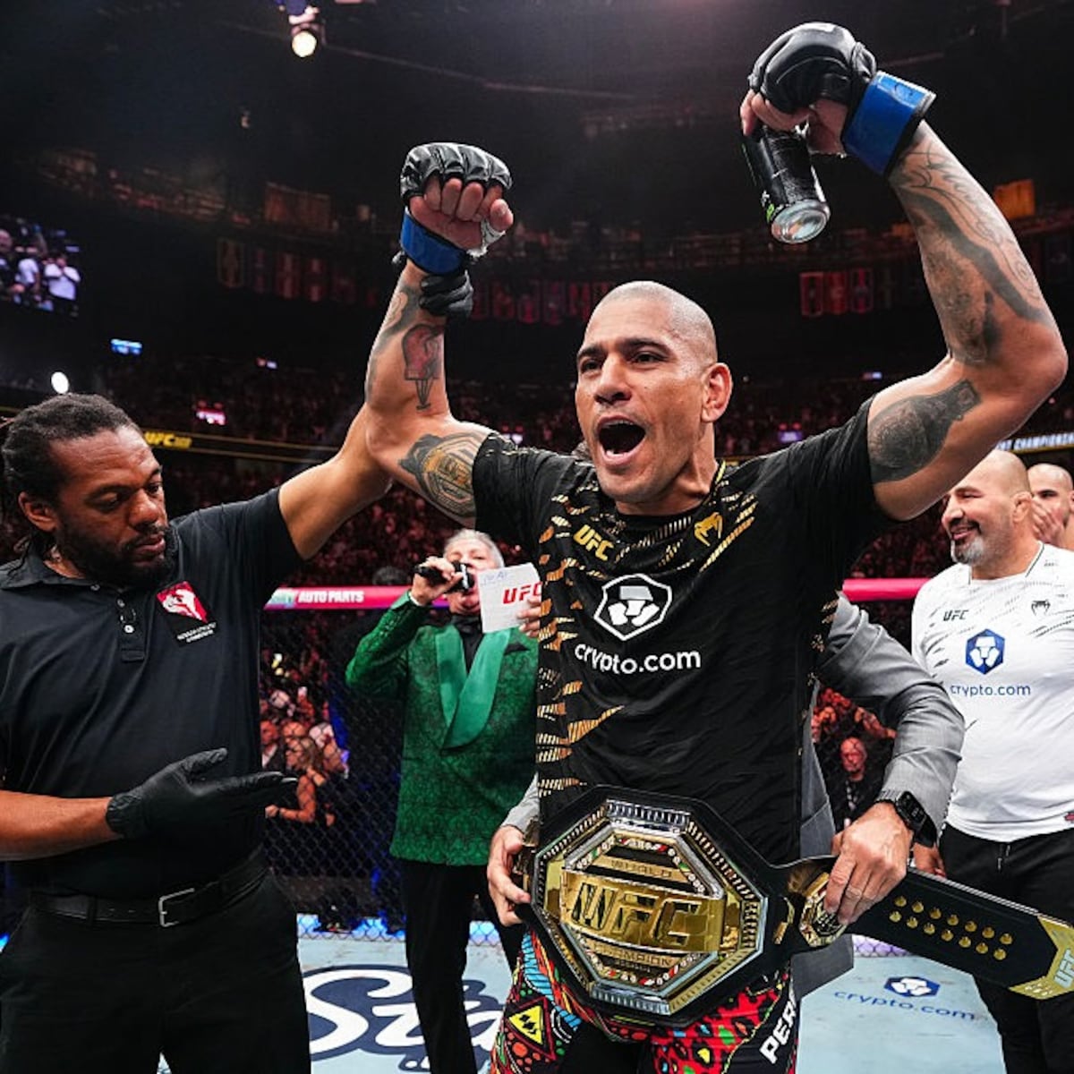 ‘Poatan’ Pereira fulmina a Ankalaev y vuelve a reinar en la UFC