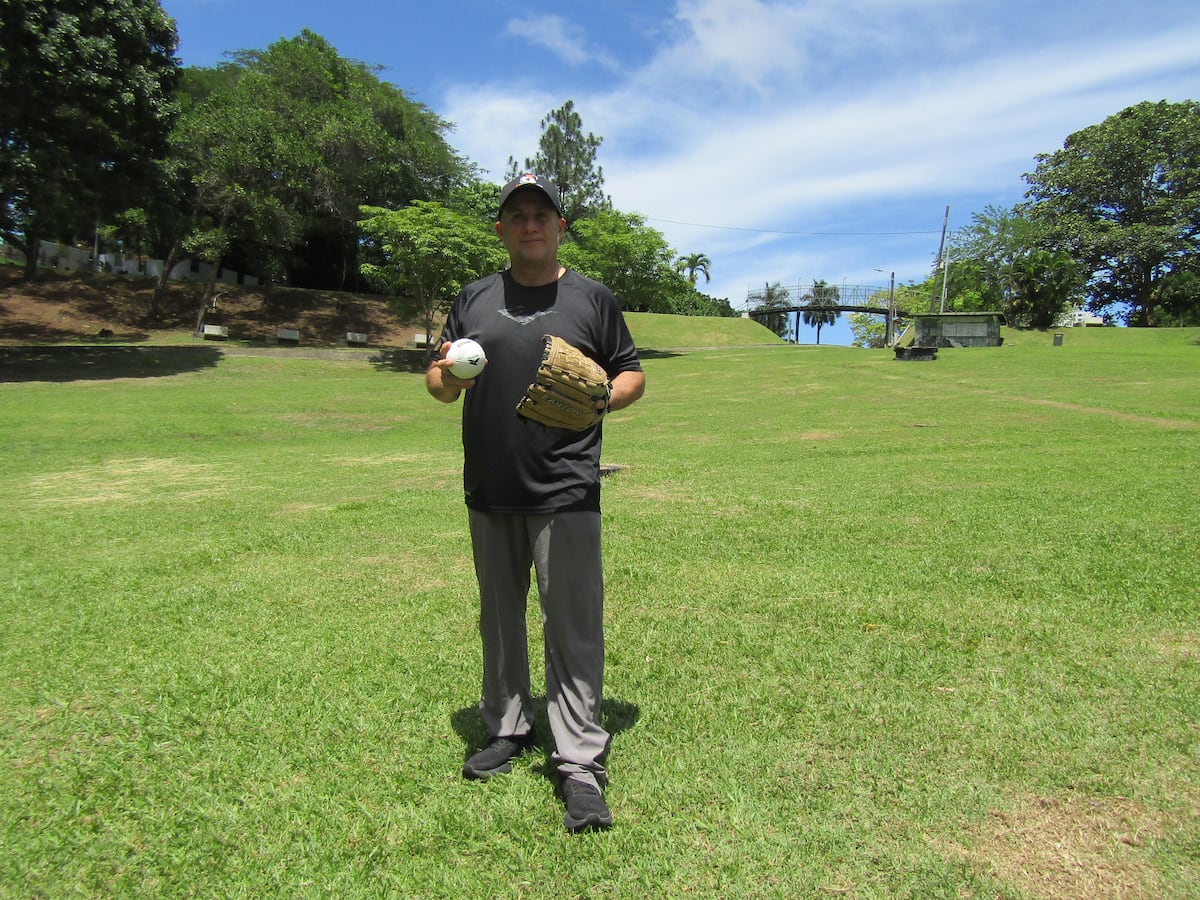 El ‘compay’ Elías González celebra los 24 años de Deportivamente con leyendas del béisbol