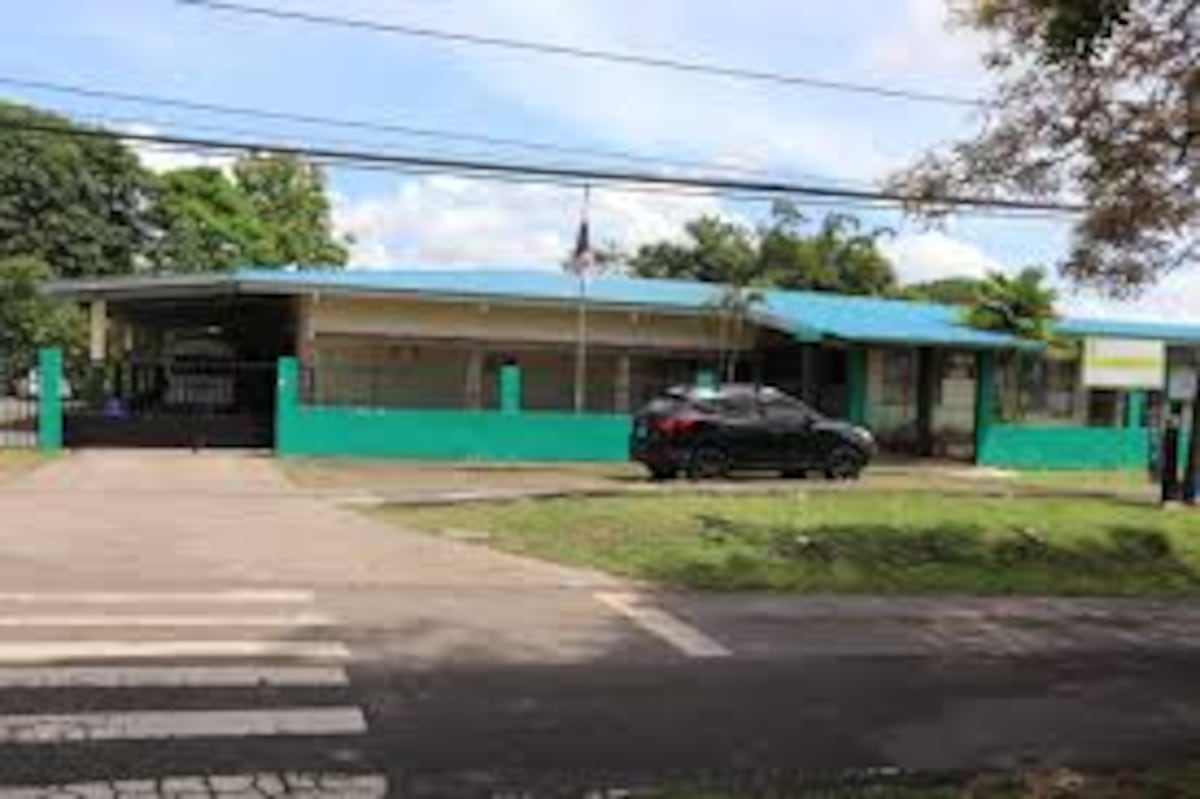 ‘Unos día antes de carnavales’. A tesorera  del club de padres de familia del IPHE  le roban en la parada más de $3mil