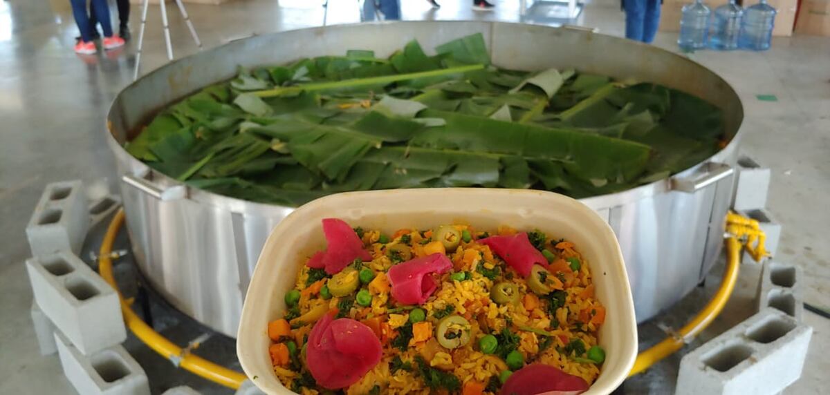 Buco arroz con pollo pa’ la gente. El pailón de la esperanza alcanza un nuevo hito y reparte más de tres mil platos