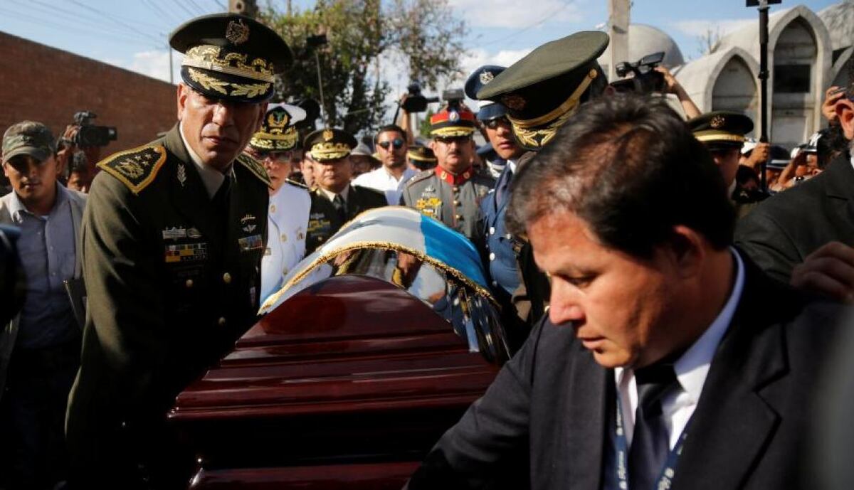 Entierran a ex dictador Efraín Ríos Montt luego de dos horas de haber fallecido 
