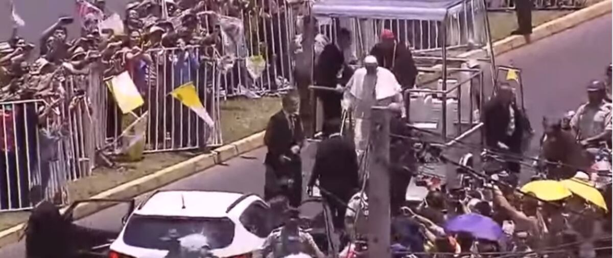 (VIDEO) El papa auxilió a policía chilena que se cayó de su caballo
