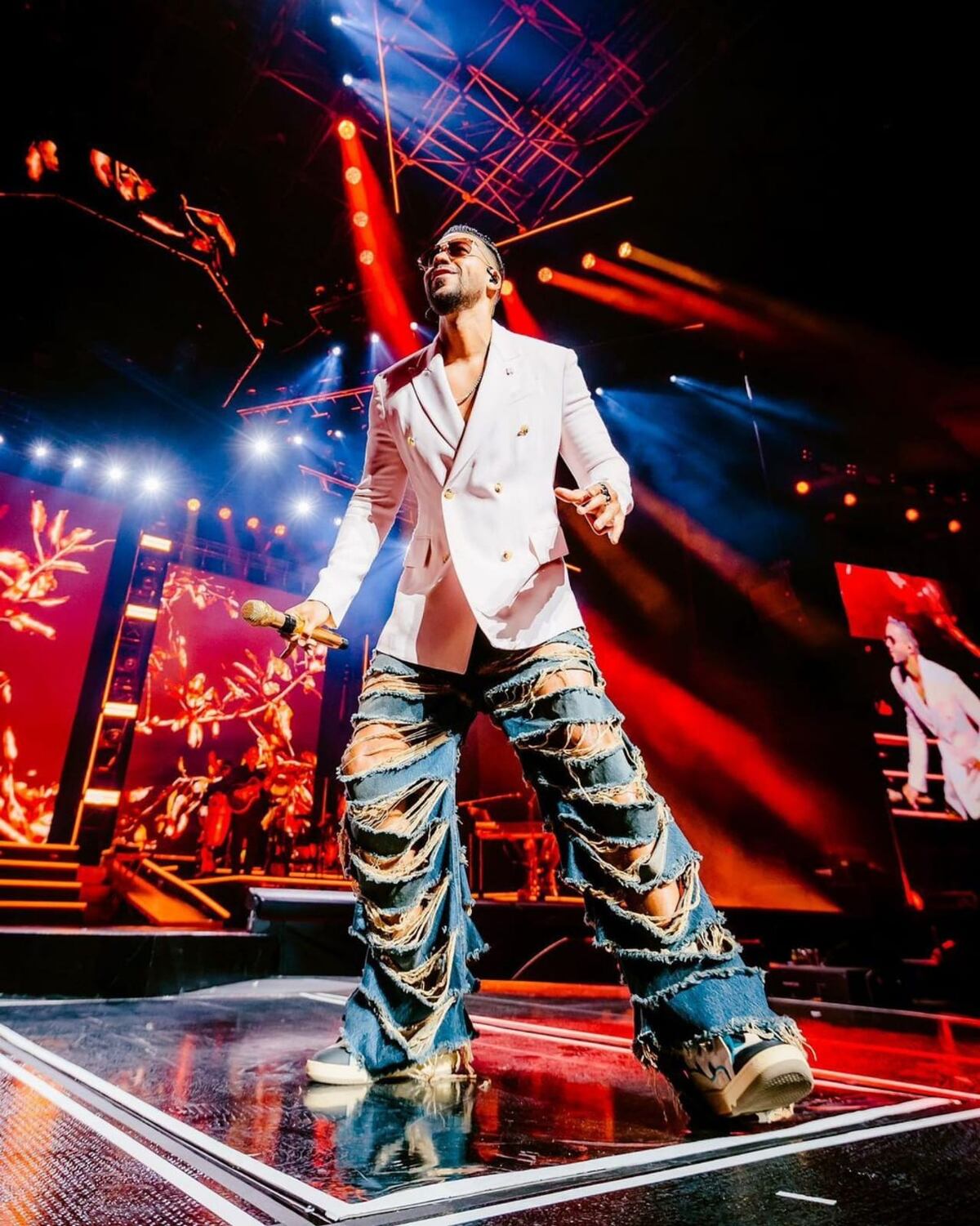 Romeo Santos viene a Panamá en avión privado, con 10 contenedores y exige un gimnasio