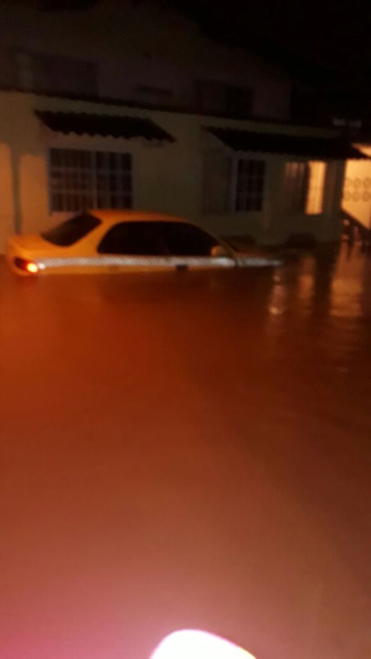 ¡EMERGENCIA! Derrumbes en Colón, personas atrapadas, FTC al rescate|VIDEO