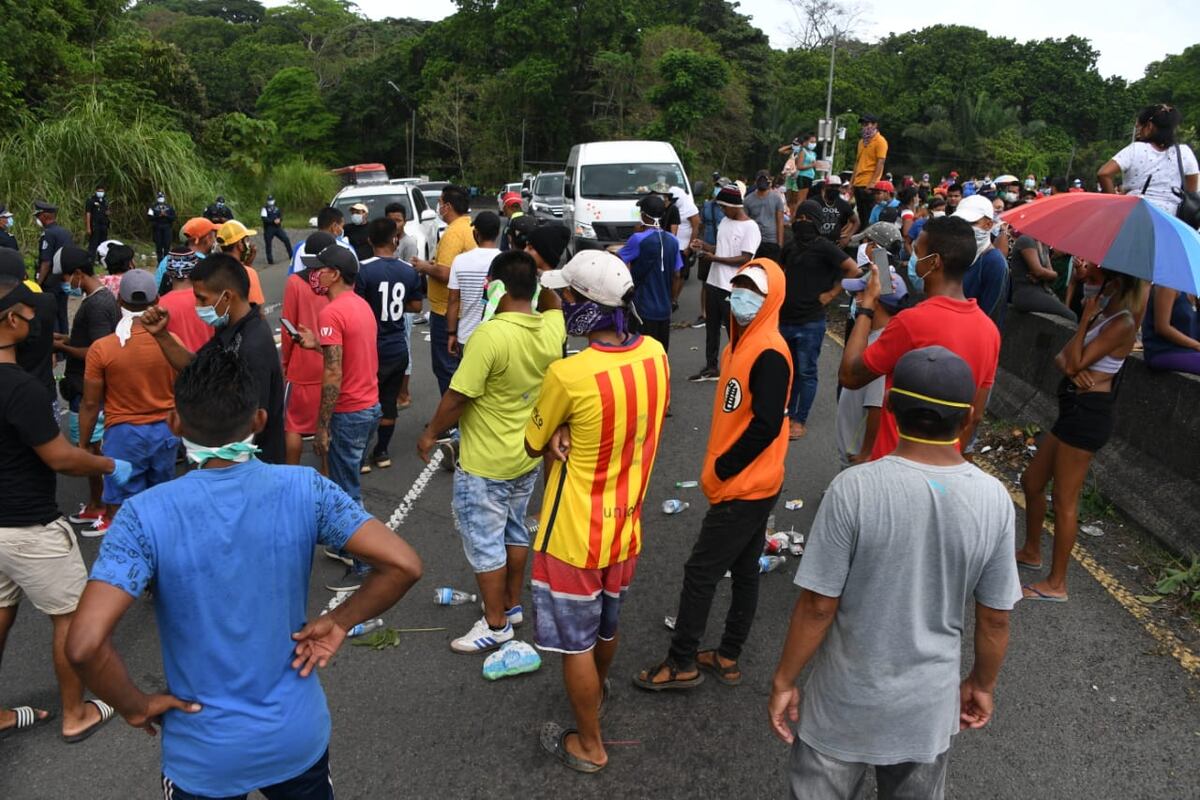 Panameños piden comida. Cierran la vía Panamericana frente a Loma Cová | Videos