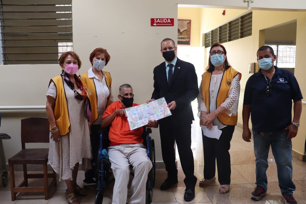 Embajada de Israel en Panamá dona mascarillas al Hogar Luz y Vida