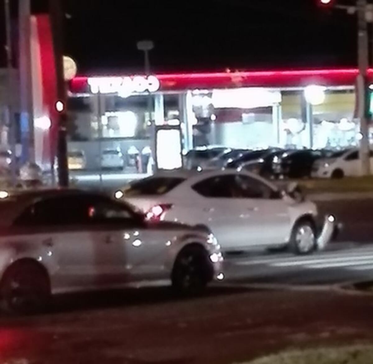 DIZQUE VIVO.Retienen a conductor que se dio a la fuga tras triple colisión|VIDEO