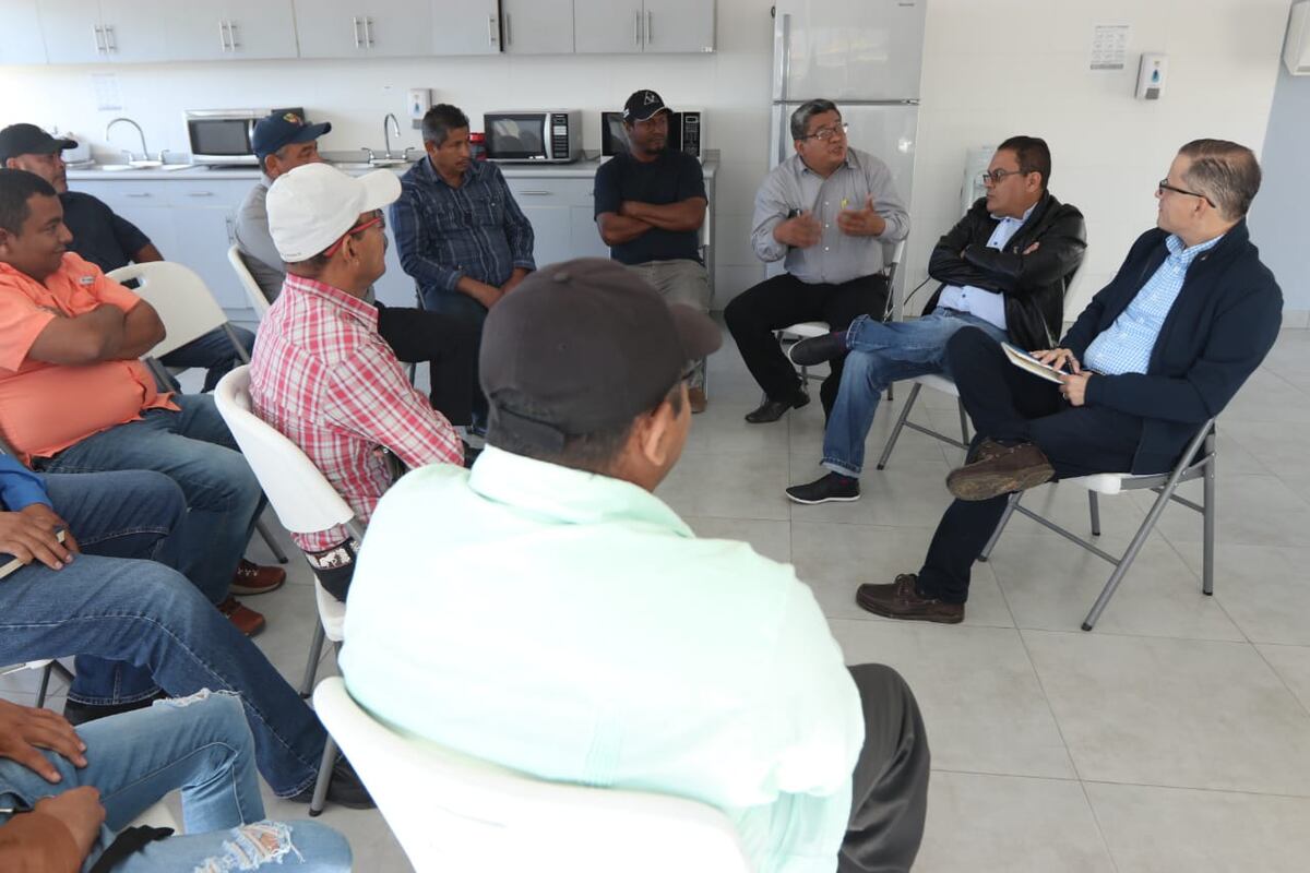 MIDA y productores evalúan comercialización de productos