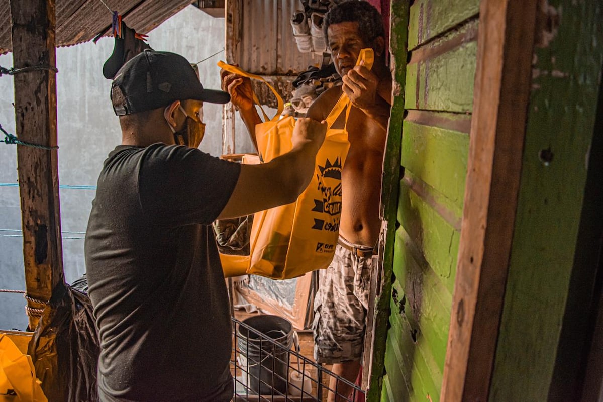 Ayudó a reubicar a una familia que vivía en un puente. Joao Centella, el creador de ‘La Rebeca’ lleva esperanzas  