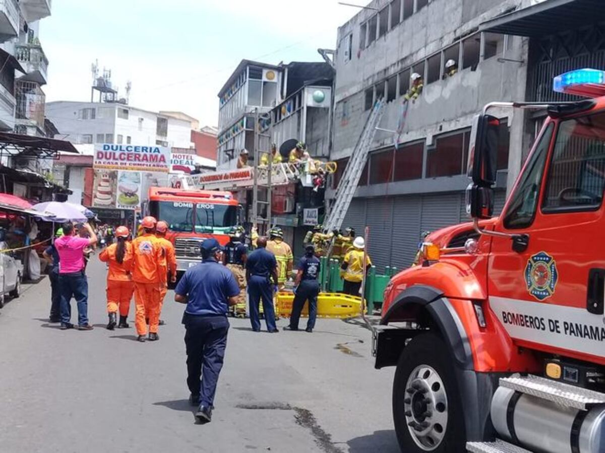 ¡Saltaban por las ventanas! Rescatan abuelita. Fuego en Santa Ana provoca pánico