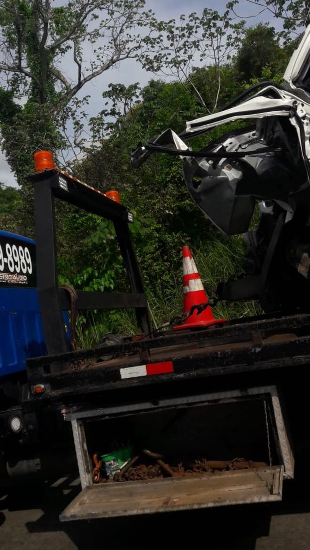 Conductor de busito pirata queda atrapado. Accidente en Vía Centenario