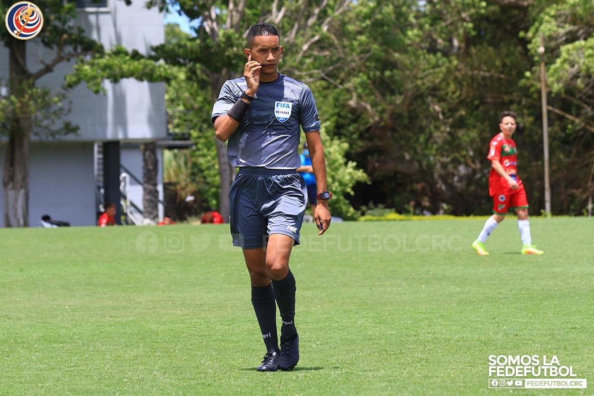 Árbitros panameños reciben certificación para el uso del VAR