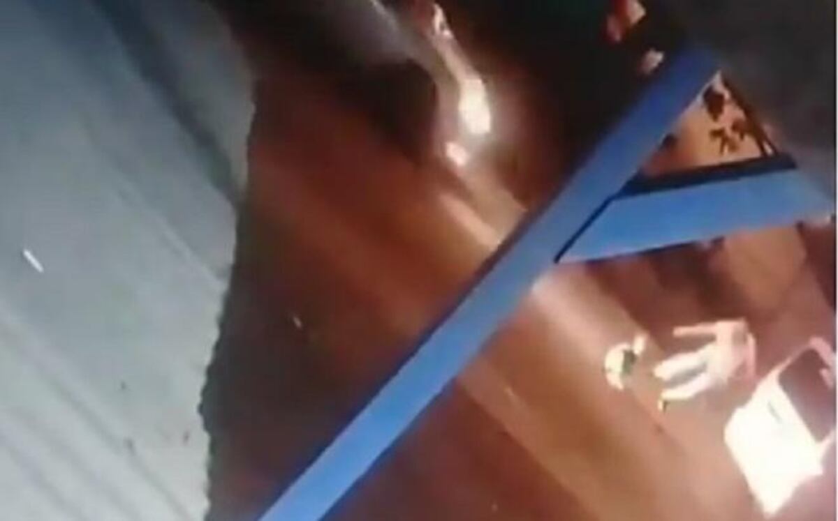 Niña cae de busito en marcha, su madre evita que auto la arrolle y se desmaya