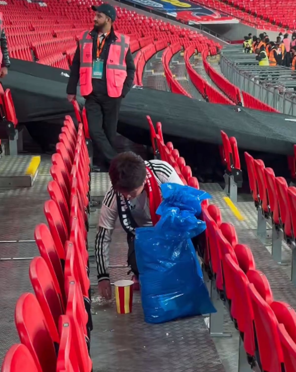 Fans japoneses limpian Wembley tras victoria y sorprenden al mundo
