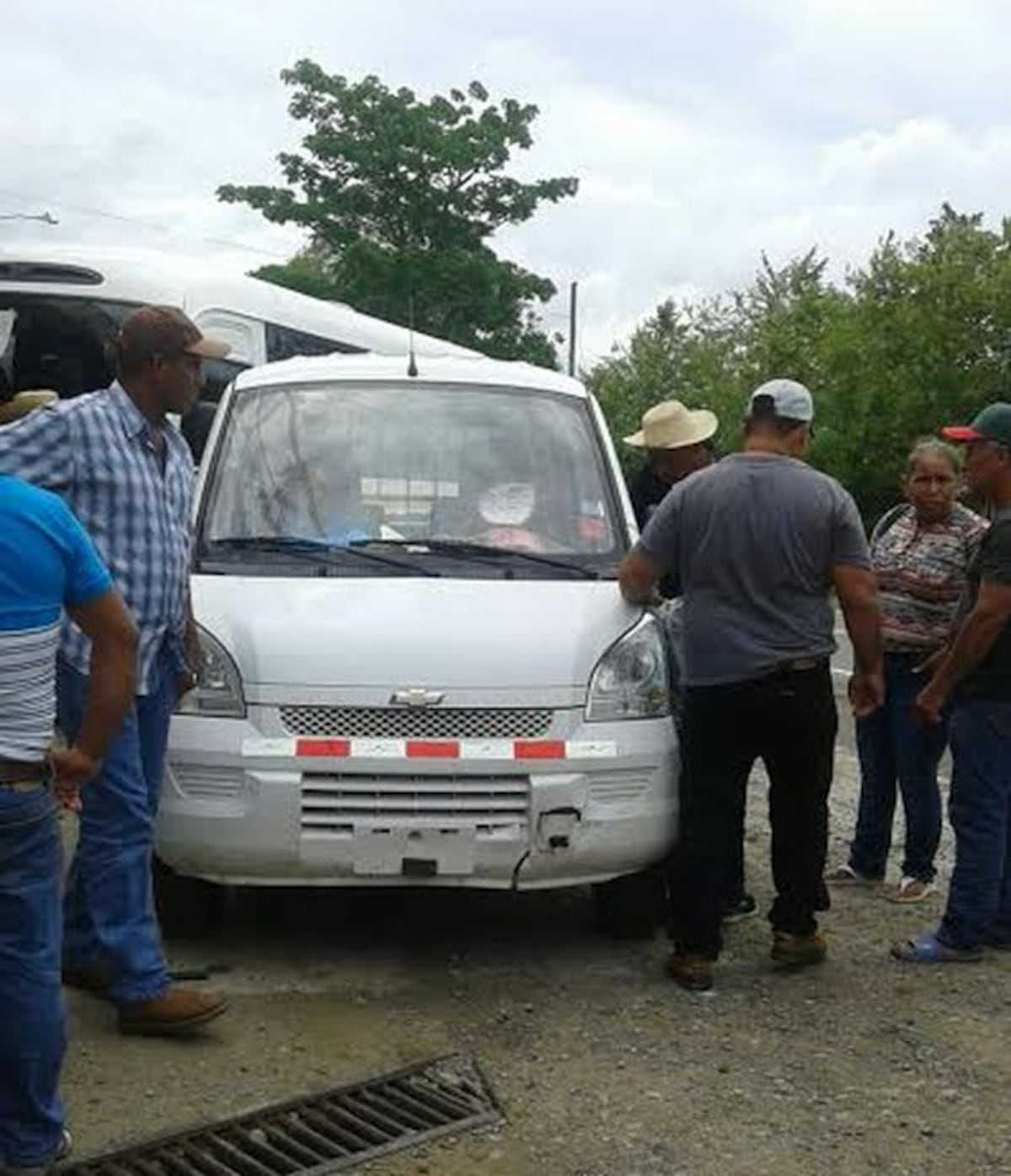 ¡AY, MI DIOS! Impactan de  bala a busito que vendía chicheme