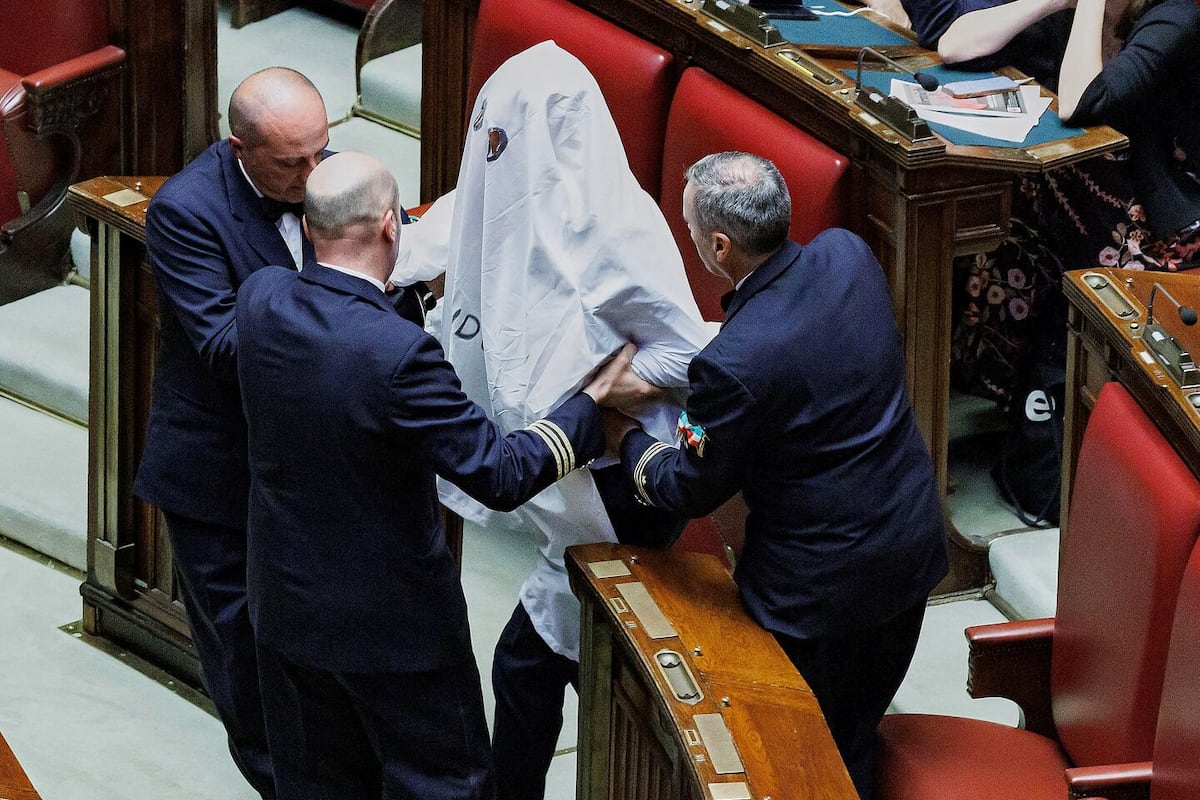 Diputado italiano se disfraza de fantasma y lo echan por protestar contra Meloni