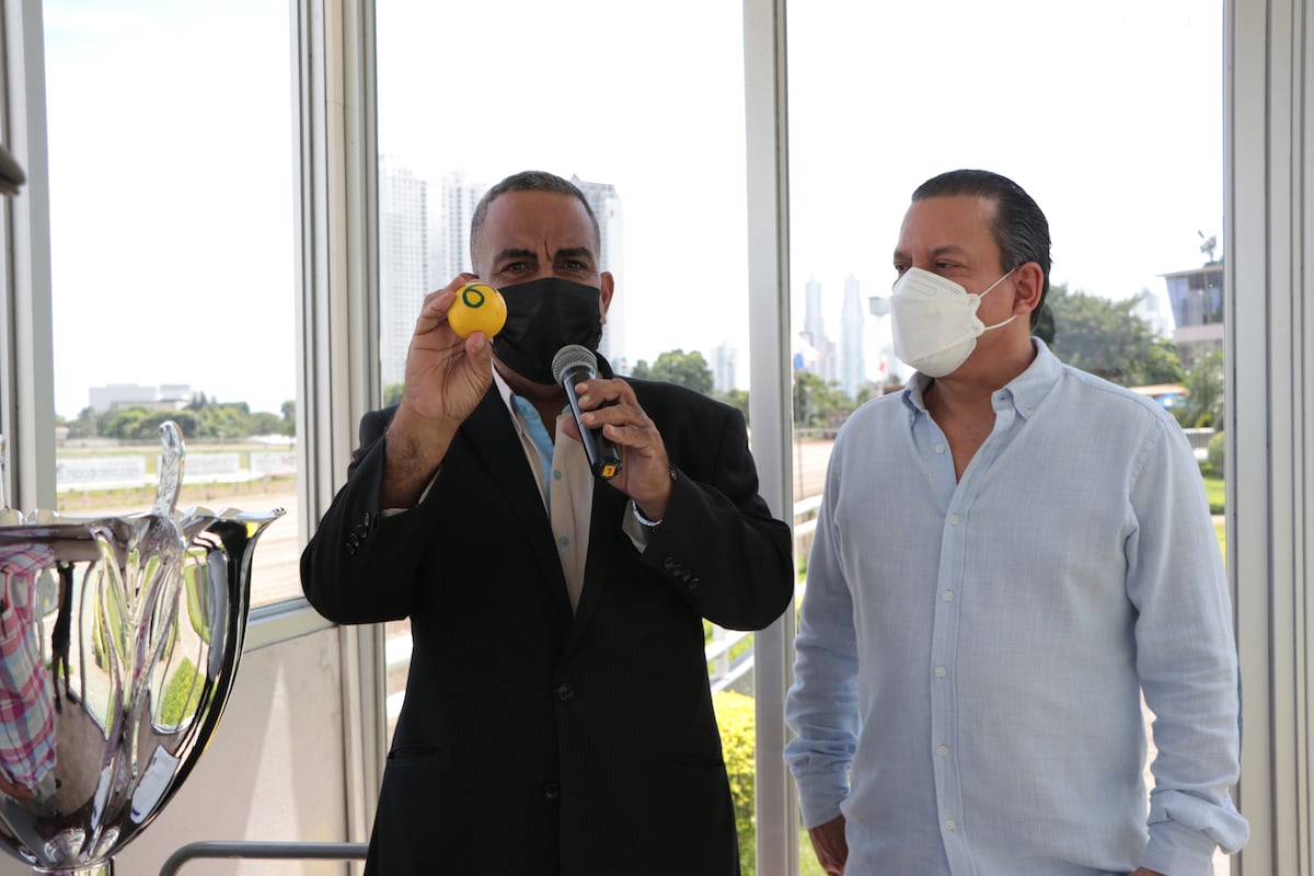 Sortean carriles para el clásico  Louis, Rosita de Martinz y Alejandro Posse