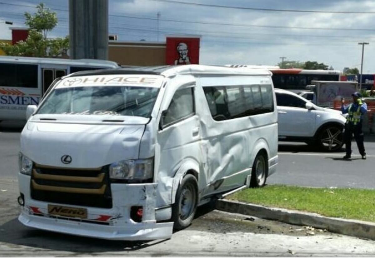 Busito pirata choca y se vuelca frente a Metromall dejando 7 heridos